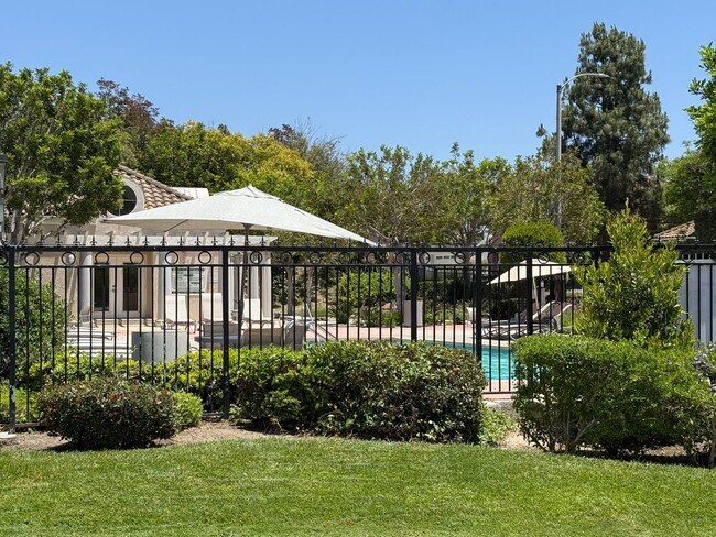 Building Photo - Great 4 bedroom Moorpark Home in Great Nei...