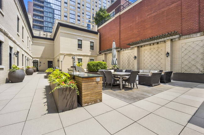 Building Photo - 103 W Chestnut St