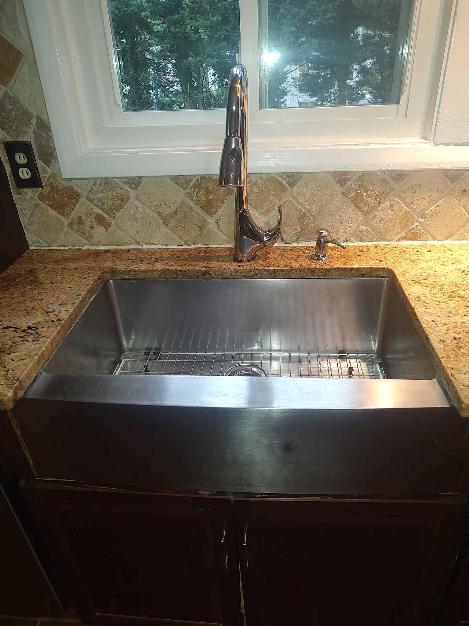 Farmhouse sink - 6208 Ivymount Rd