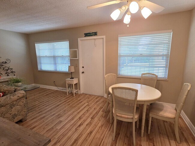 Building Photo - Over 55 Community! Adorable Furnished One Bedroom in Vista Gardens
