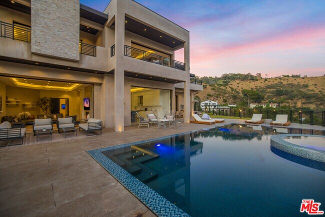 Building Photo - 2501 Zorada Dr