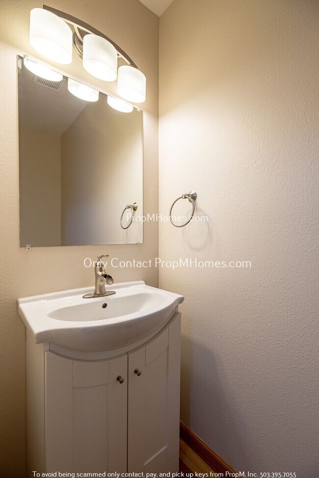 Building Photo - Open-Concept Living with Easy Portland Com...