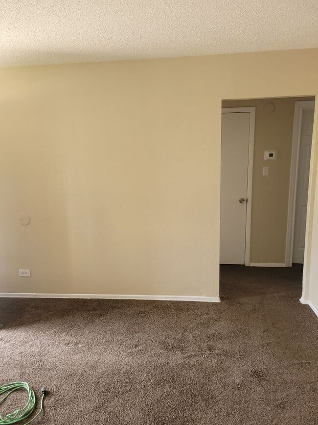 Building Photo - 2 bed 1 bath   Nice apartment. Washer dryer included !
