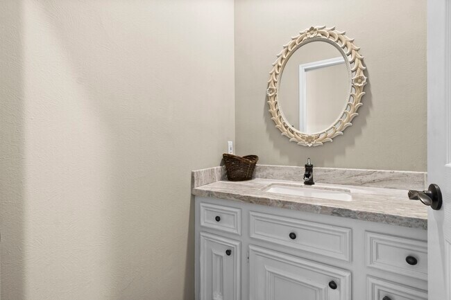 Building Photo - 590 Edgewood Dr