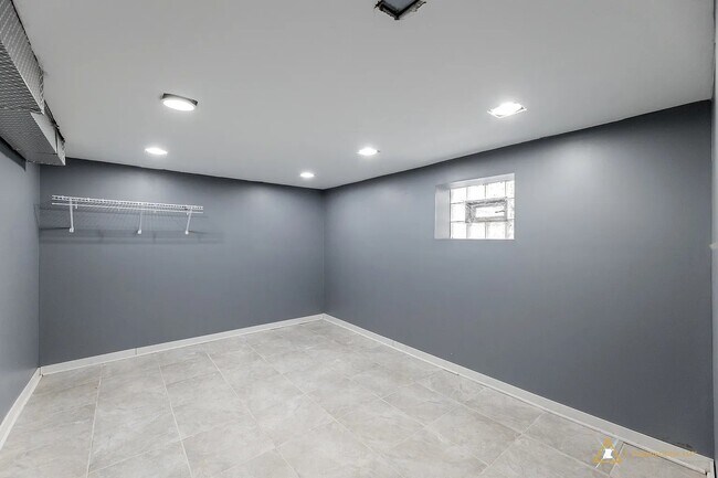 Building Photo - 341 Crandon Ave