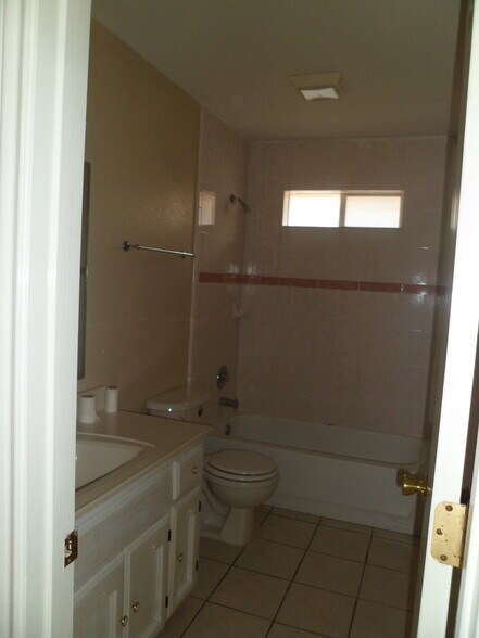 Building Photo - 1014 Stonehaven Blvd