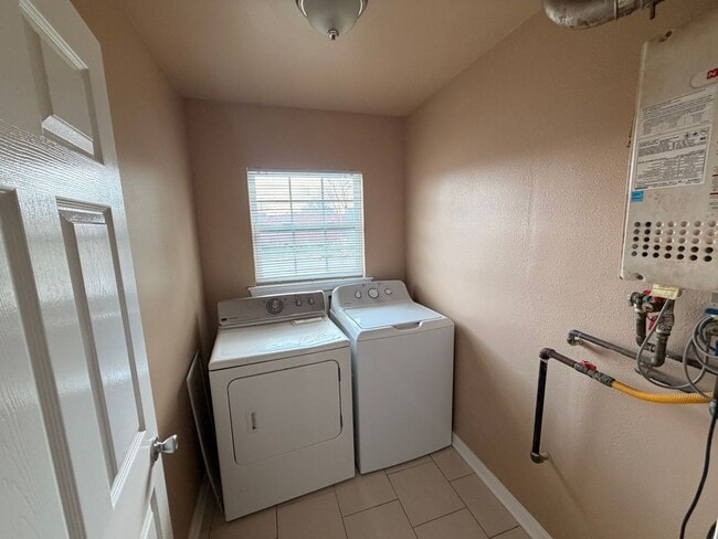 Building Photo - Charming Single