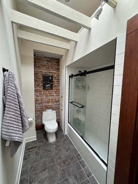 full bath, shower - 179 E Kossuth St