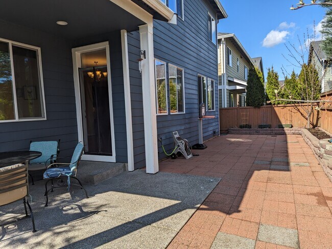 Patio with furniture - 3724 196th Pl SE