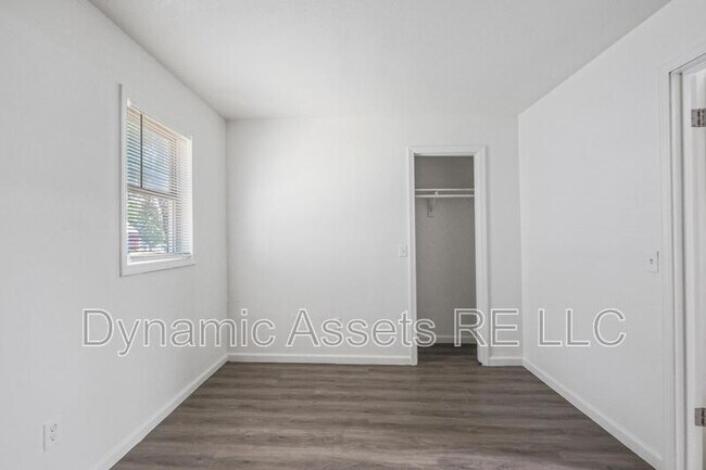 Building Photo - 208 E Park St