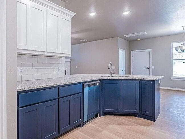 Building Photo - 124 Cedar St