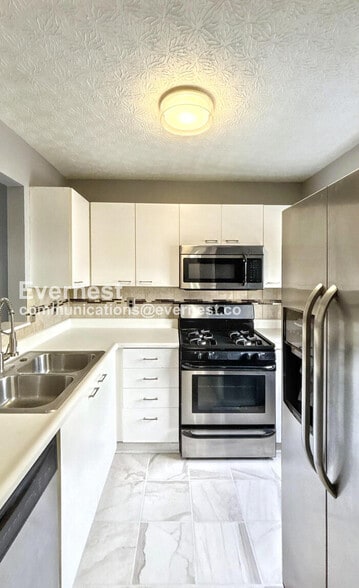 Building Photo - 199 Macandrews Way