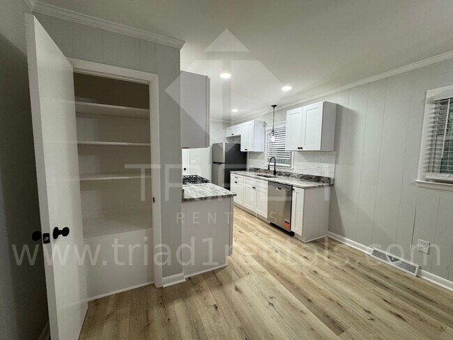 Building Photo - 2205 Hathaway Dr