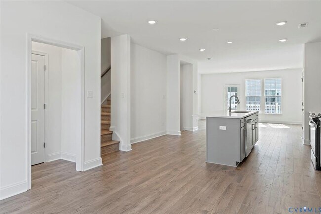 Building Photo - 13800 Village View Dr