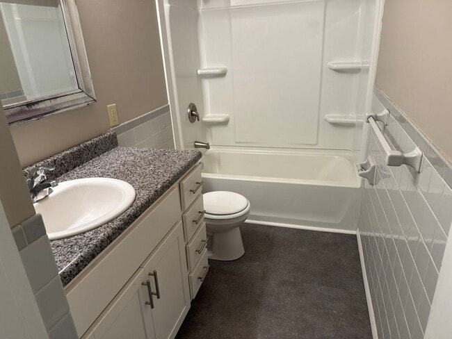 Building Photo - Totally Updated! New kitchen! 2 Living Areas! Kickapoo School District! $1,295