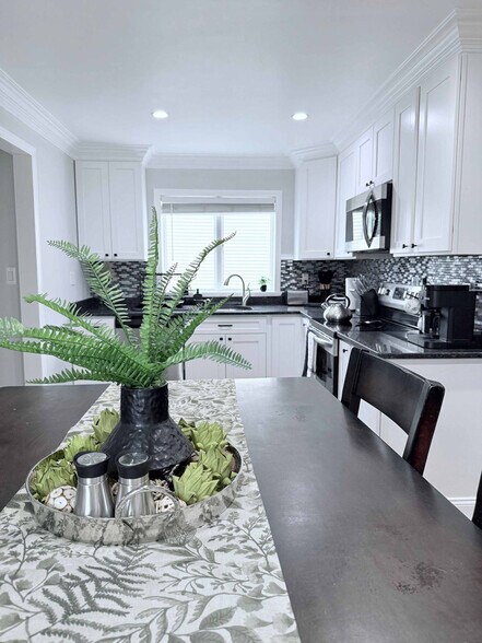 Building Photo - 24 White St