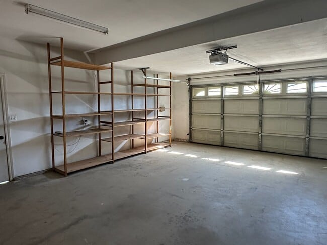 Building Photo - 511 Lone Oak Ct