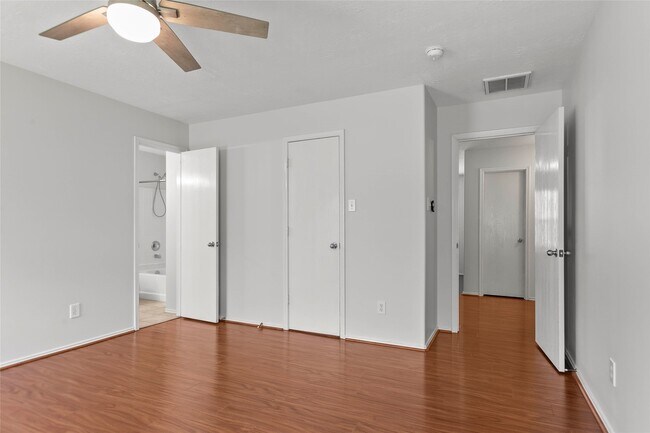 Building Photo - 6 Thicket Grove Pl