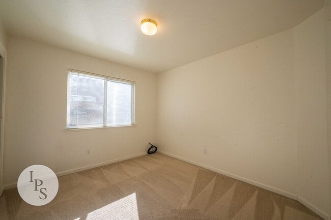 Building Photo - Kerman Westside Home, 3BR/2BA, Built 2004 - Lots of Amenities!