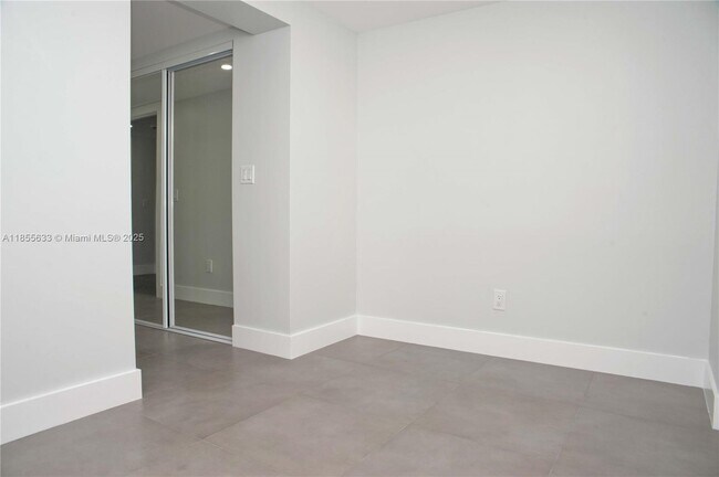 Building Photo - 4051 N Ocean Dr