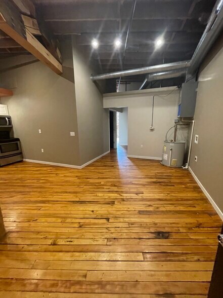 Building Photo - 146 S River Ave