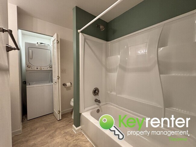 Building Photo - Cozy 1 Bedroom Triplex Near Downtown Tacoma and Pacific Avenue