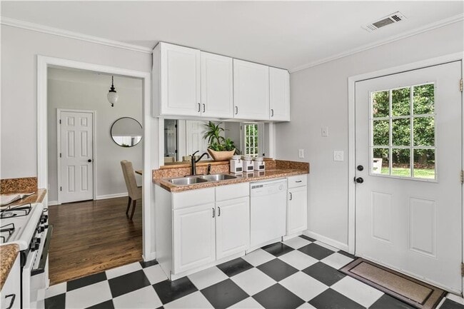 Building Photo - 240 Melrose Ave