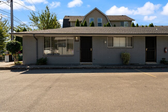 Building Photo - Renovated 2BR in Milwaukie