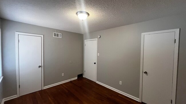 Building Photo - 2547 Courtney Dr