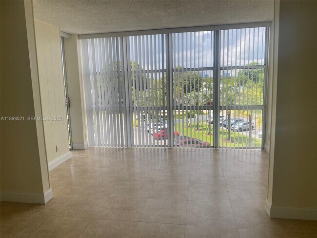 Building Photo - 1000 Parkview Dr