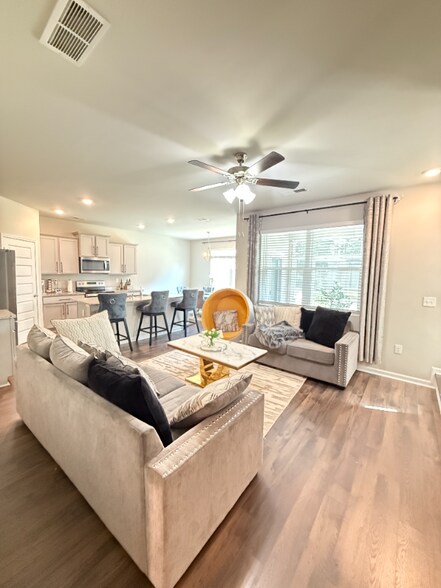 Building Photo - 000 H Ct