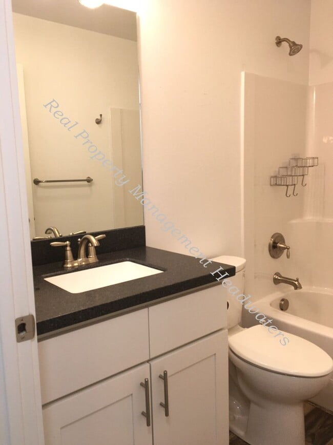 Building Photo - 3 Bedroom 2 Bath House For Rent