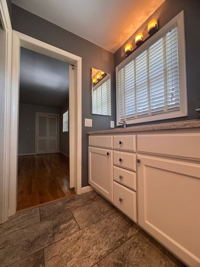 Building Photo - 4 Bedroom Jamestown Beauty!