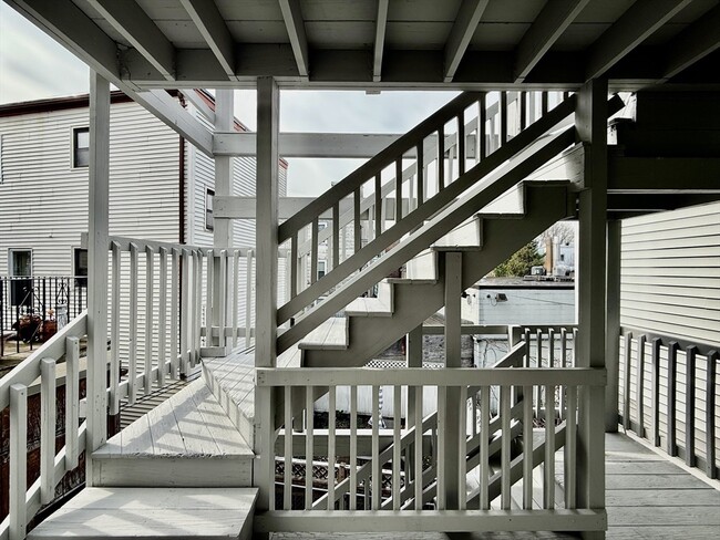Building Photo - 724 Cambridge St