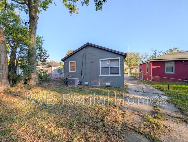 Building Photo - 1530 W 10th St