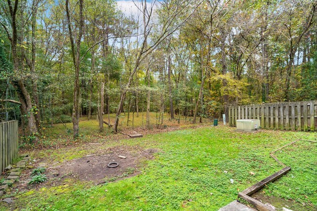 Building Photo - 3BR/2.5BA Townhome in Prime Durham/Chapel Hill Location!
