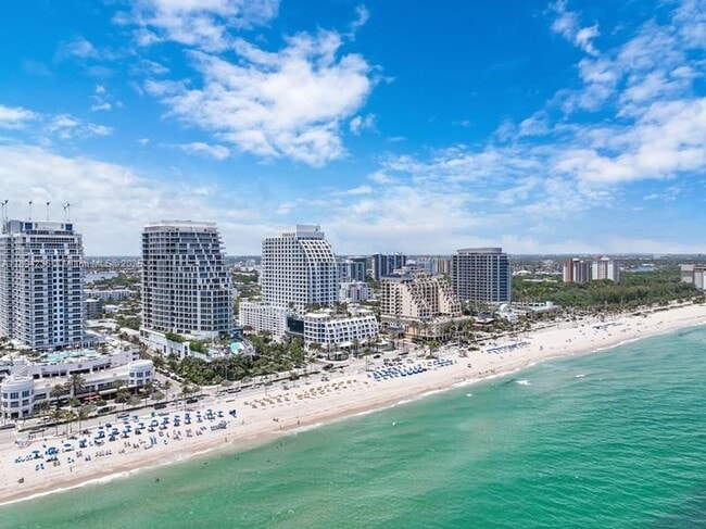 Building Photo - 3000 Riomar St