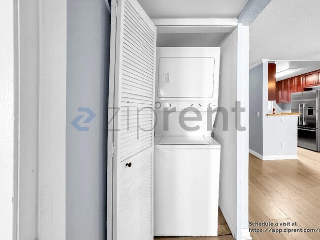 Building Photo - 5500 Owensmouth Ave