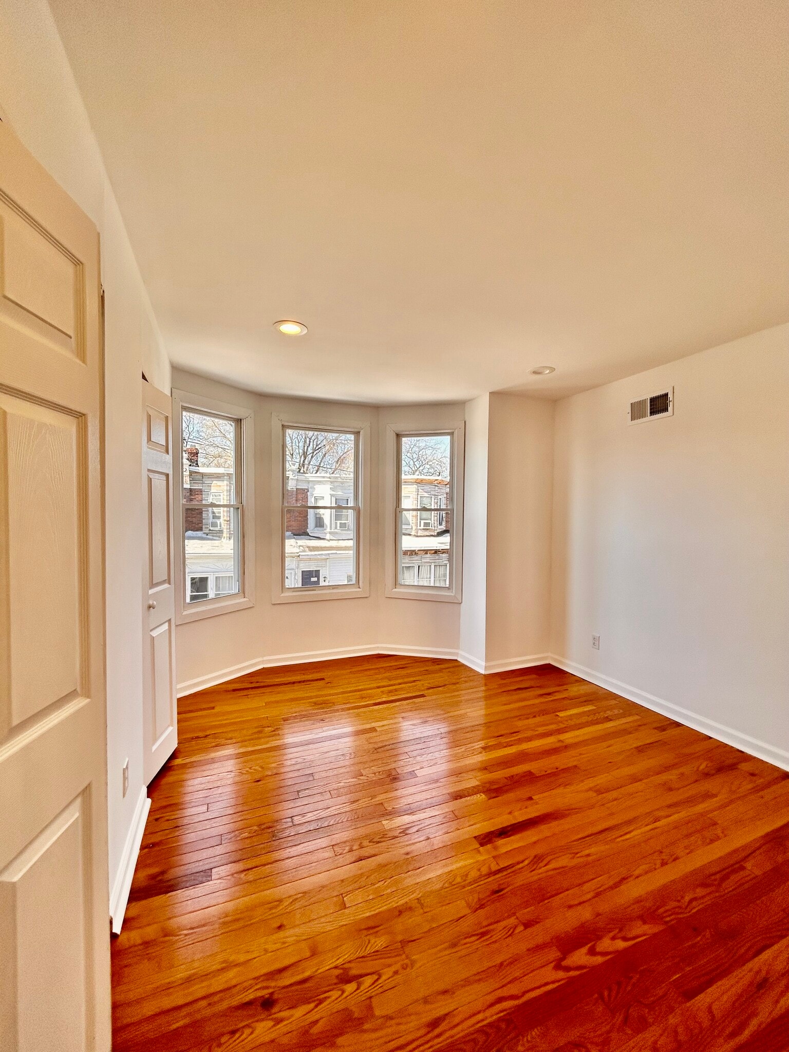 Building Photo - 2233 Bonaffon St