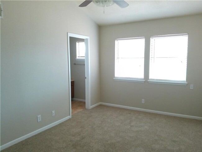 Building Photo - 2725 Santa Fe Unit D - 2/Bed 2.5/Bath - $1...