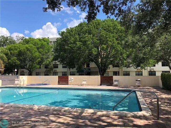 Building Photo - 2401 Riverside Dr