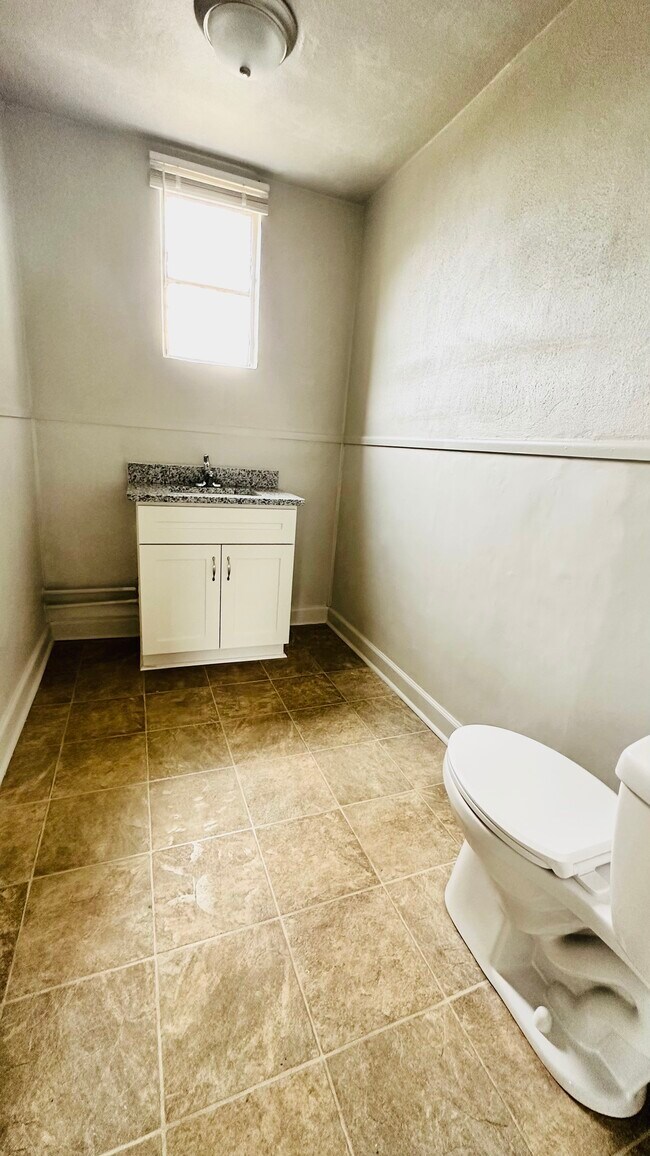 Building Photo - 206 Downes St