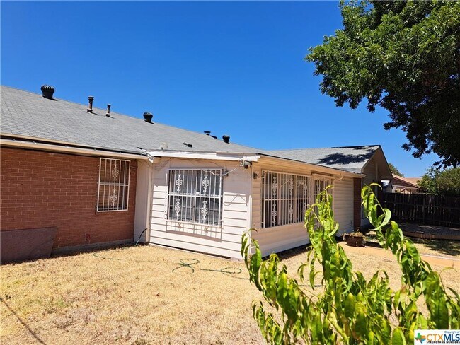 Building Photo - 2308 Lily Dr