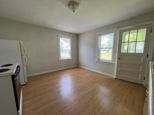 Building Photo - 613 N Dewey St