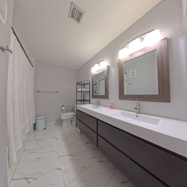 Building Photo - 1 BED 1 BATH CONDO 2nd FLOOR AT OPULENCE!