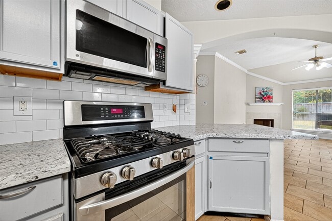 Building Photo - 15242 Kingsbridge Way