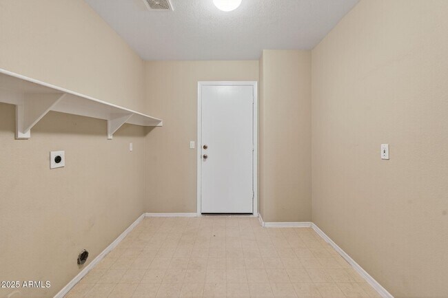 Building Photo - 8611 W Alex Ave