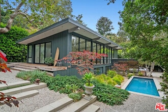 Building Photo - 431 W Rustic Rd