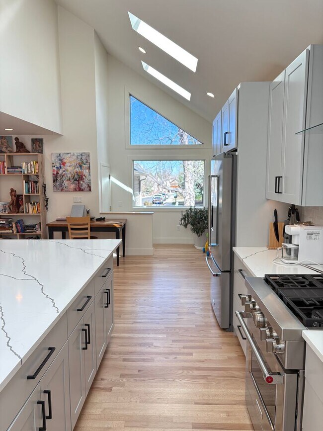 Building Photo - Stunning 4 bed 3.5 Bath Home in Wonderland Hills Walking Distance to Wonderland Lake. Rent Furnis...