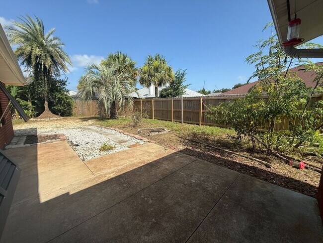 Building Photo - Gulf Breeze - Mandavilla - 3 bedroom, 2 bathroom
